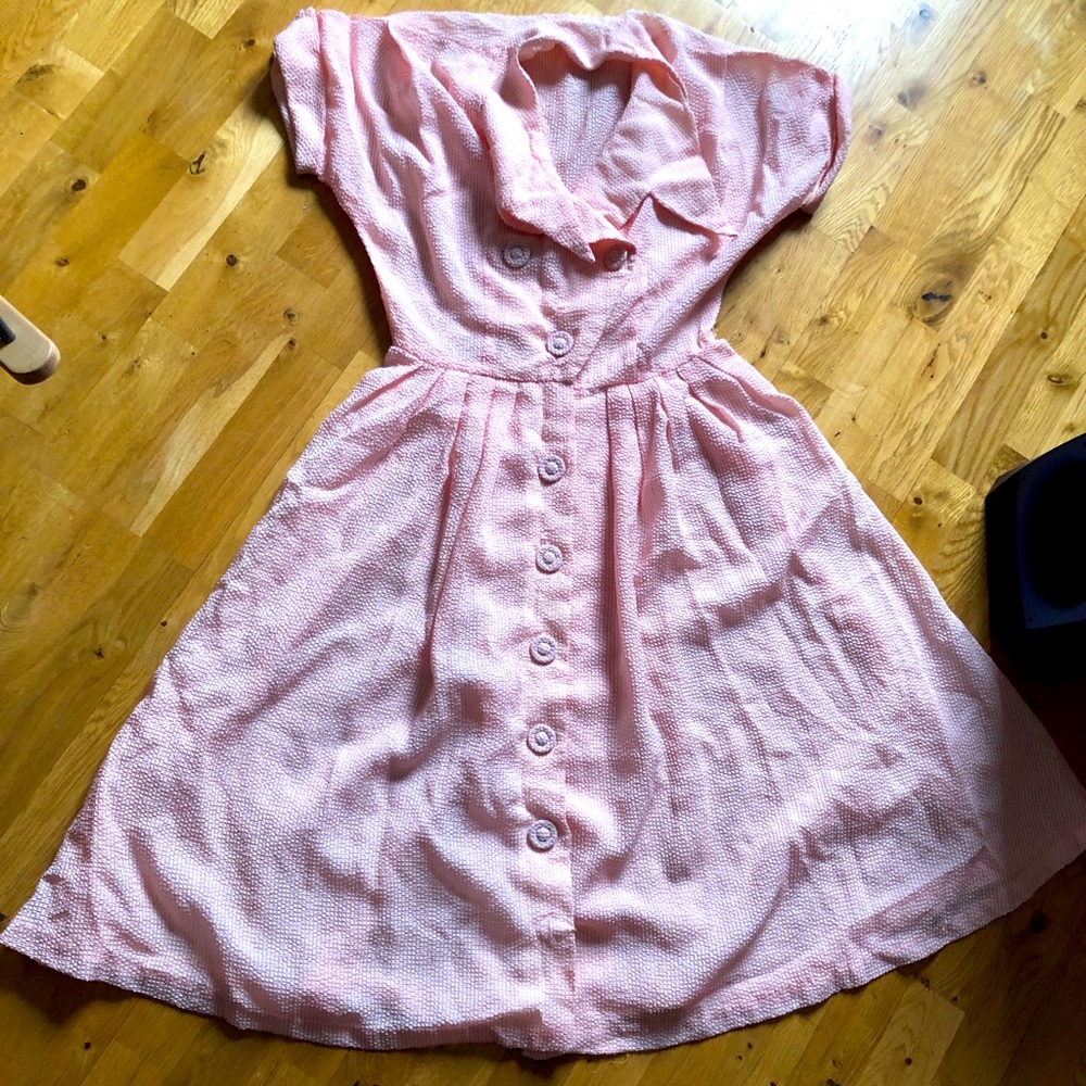Size may be medium, no tag. Check out the texture!  Pale pink.